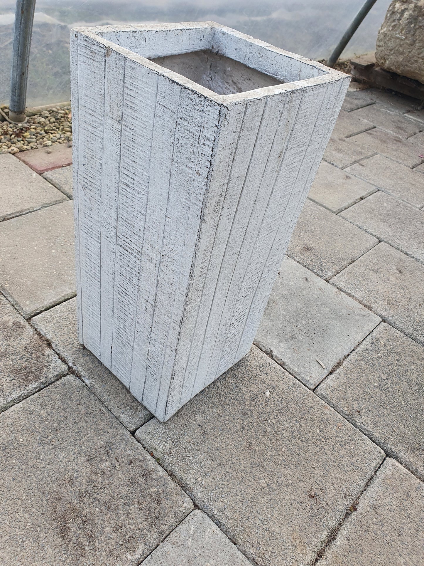 Wit gestreepte pot